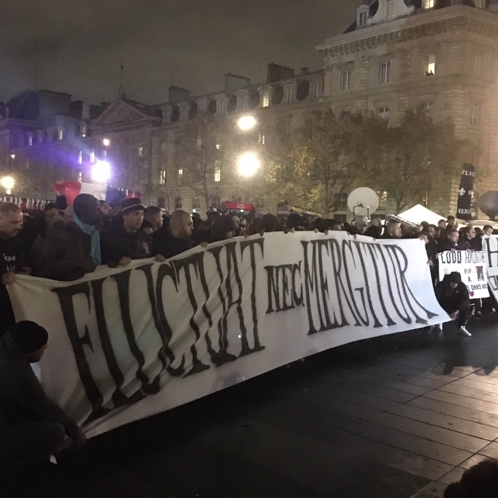 MPyaneeandeeoff's tweet image. Il est 20h et la Place de la #république chante pour ceux qu'on oubliera pas #13novembre ❤️🇫🇷🙏🏽