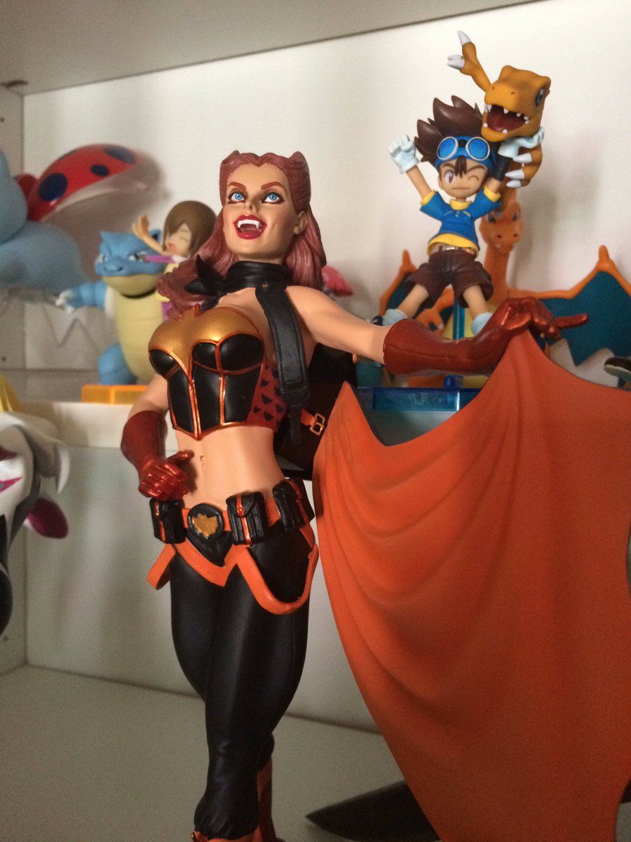 geauxta's tweet image. Unboxed some lovelies today and put them in the showcase!! @DCComics @Marvel @koto_official #batgirl #dcbombshell #spidergwen