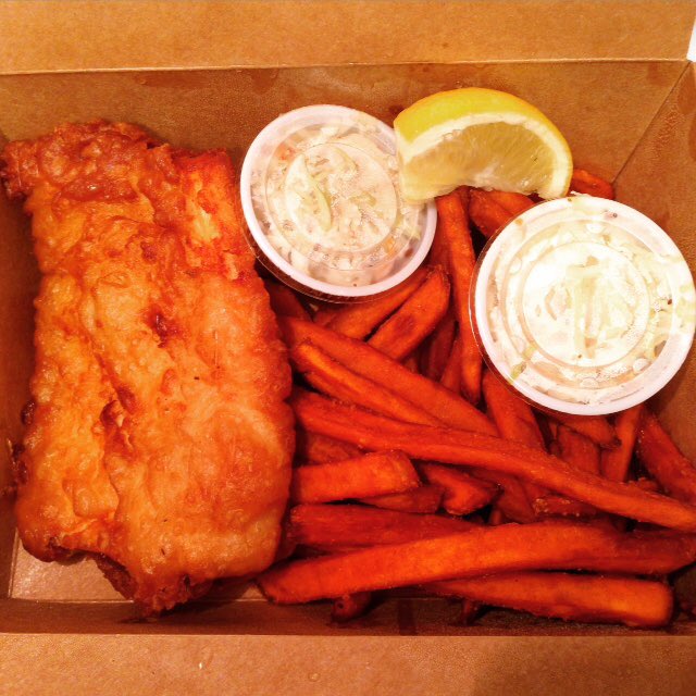 KitchenSprout's tweet photo. #GamingNGrazing #Homegating #NFL #Calamari #BaconPoutine #DeepFriedPickles #FishNChips #ComfortFood #GuiltyPleasure #Beer #GamingAllDay 🏈🍴🏈🍴 https://t.co/iKgk3cnapV