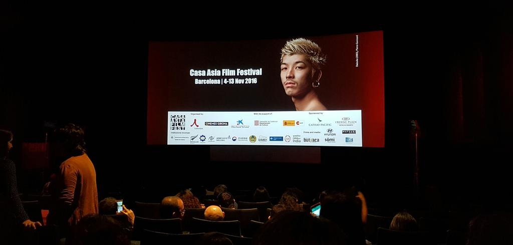 EricAntonell's tweet photo. Clausurant el #CAFF2016 amb l'enginyosa comèdia de Nova Zelanda 'Hunt For The Wilderpeople' de Taika Waititi @CasaAsia @CinemaCatalaNET https://t.co/G4ZOEK8hXE