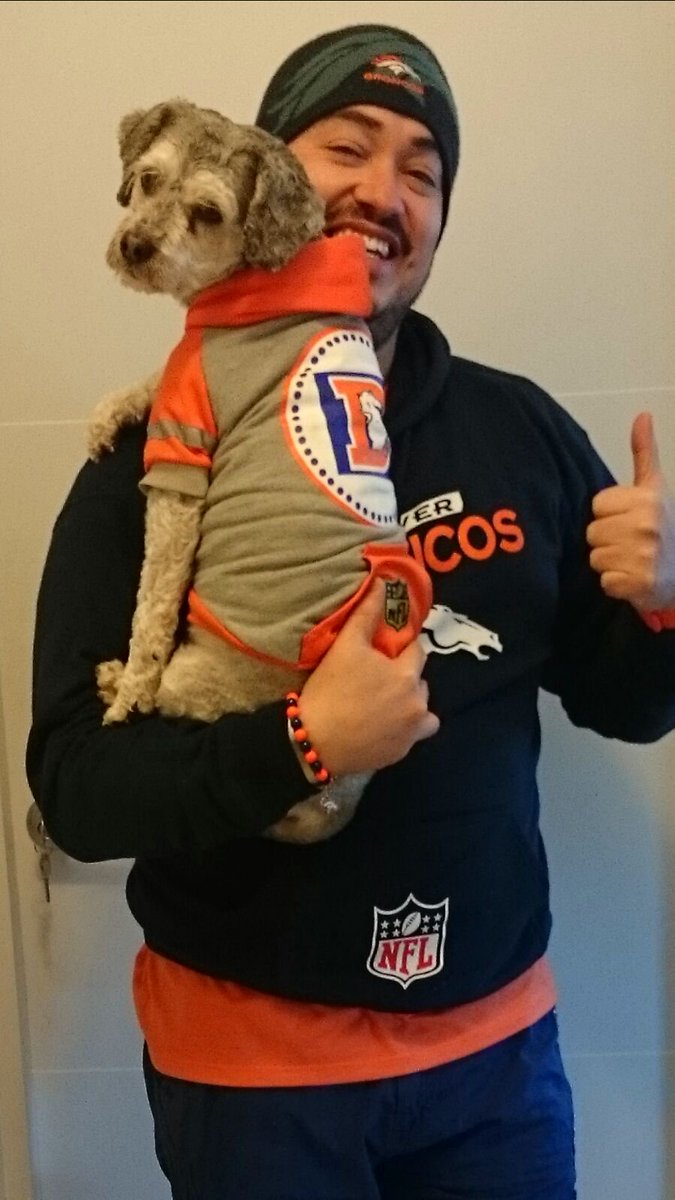 daviddenver7's tweet photo. #SuperFanNFL #Televisa Listos mi Cachi y yo, siempre apoyando al mejor equipo...  Gooooo BRONCOS¡! https://t.co/OYh1Mu1fIP