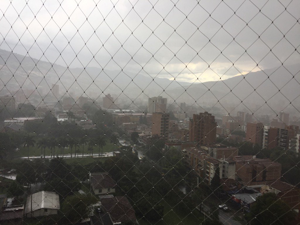 jfcardona's tweet photo. Aún en medio de la tormenta, el Emprendedor ve la luz en le horizonte. #MedellínEstaTarde @AppsCo https://t.co/lfhju3UdNz