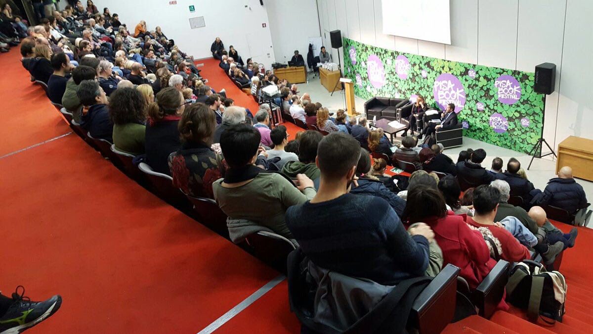 ignaziomarino's tweet photo. Sala piena e tanta partecipazione al @pisabookfest per #unMarzianoaRoma. Grazie per l'invito e per la bellissima accoglienza! #pbf2016 https://t.co/sAarRxGcou