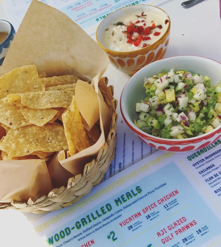 tinacolada14's tweet image. It's a beautiful day for a patio brunch at @fresaschicken #fresas #southfirst #fallinaustin #quesoeveryday