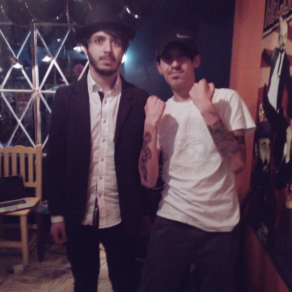 el_visionudo's tweet photo. Asi fue como el intento de Jack White conoció al grande Anthony Kiedis y genial @luiggikf en el #Sandyfest https://t.co/FUK3AuMCXA