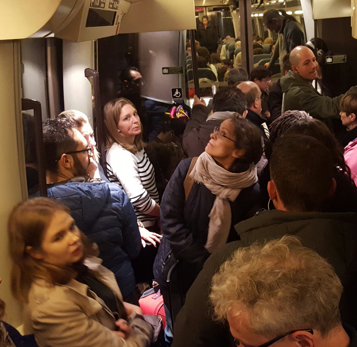 LeArrGo's tweet photo. @Herve_Morin  @SNCF #intersite Granville-Paris:1er🚅 annulé. 2eme🚅= TT LE MONDE debout #HONTEUX #remboursé #SNCFRapprochonsNous de la🚗 #SNCF https://t.co/2j8fIyvNV5