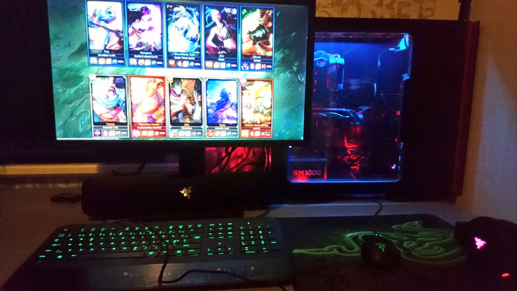 ryguy7yt's tweet photo. 9 pm.  Game time. https://t.co/PLrAQd2USO