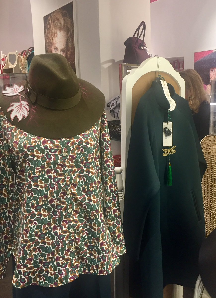 Miki_Chic's tweet photo. Miki-Chic outfit of the day: shirt Blukey, coat Gazel, hat MadHats #blukey #gazel #madhats #outfit #outfitoftheday #mikichic #coladirienzo https://t.co/M6nqVGWAfe