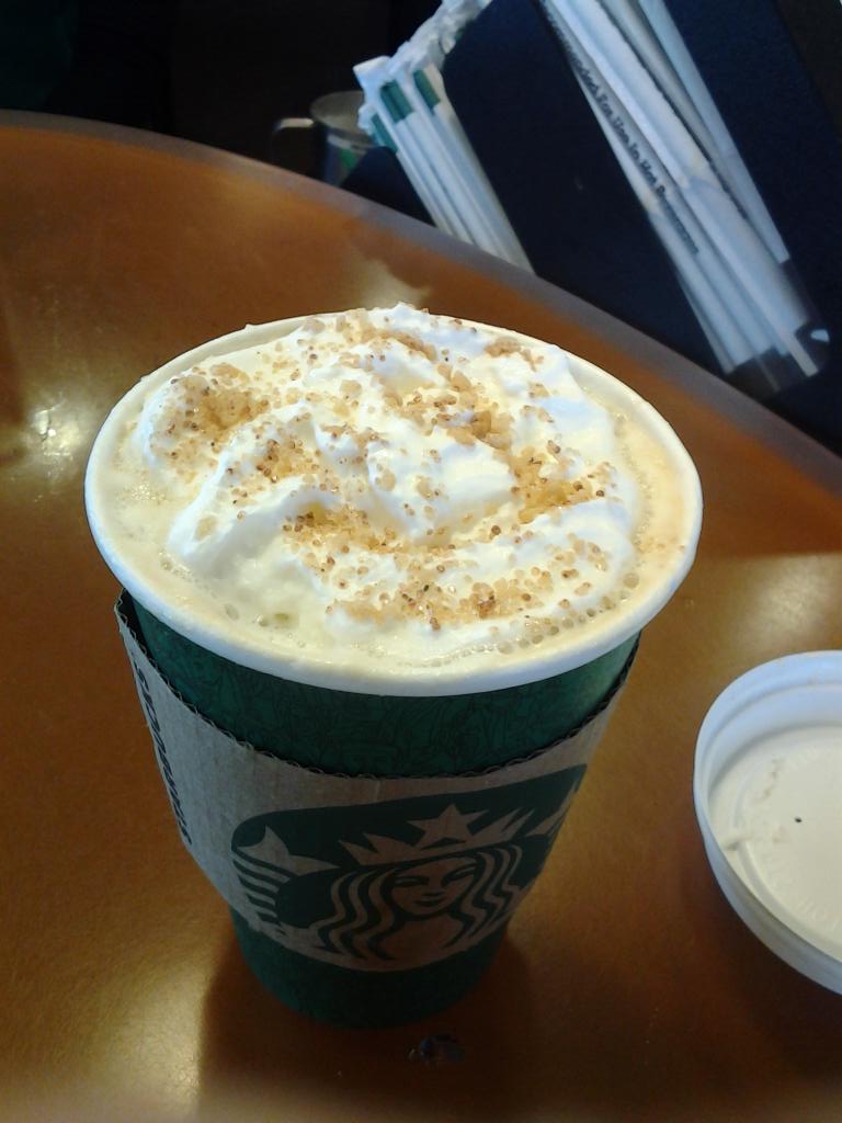 honei_de's tweet photo. #Starbucks #chestnutlatte #gingerbreadloaf GREAT CHOICES 😛 I will recommend https://t.co/xrMn9ksiG0