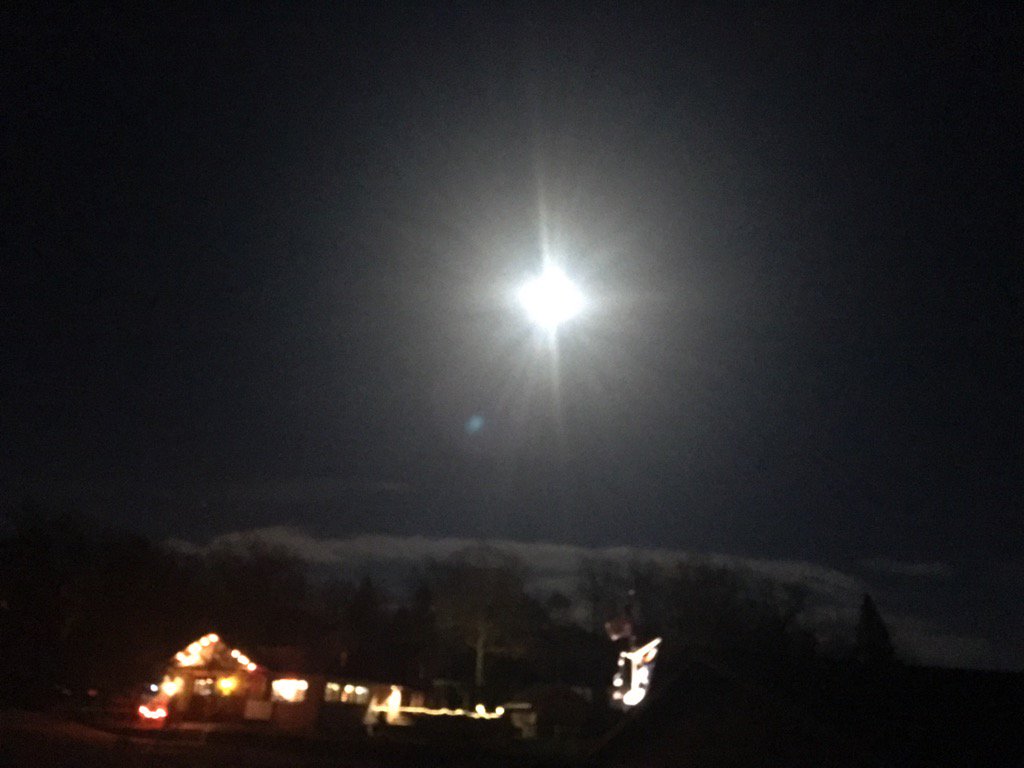 DJRusty64's tweet image. The #supermoon above Lauderdale Landing bar.