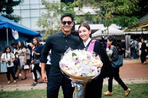พระเอกช่อง7 "เวียร์" หอบดอกไม้ช่อโตร่วมยินดี "เบลล่า" รับปริญญาโท วารสารศาสตร์และสื่อสารมวลชน ธรรมศาสตร์ / cr.เจ้าของภาพ
