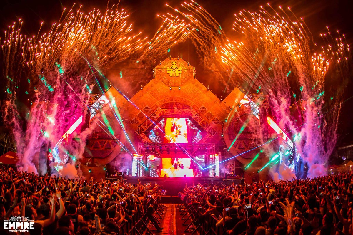 TioEmpire's tweet photo. Armar un festival como el EMF es un trabajo enorme. Todo vale la pena por momentos como este en que el tiempo se detiene. Quién está listo?! https://t.co/8PBcmcQXEW