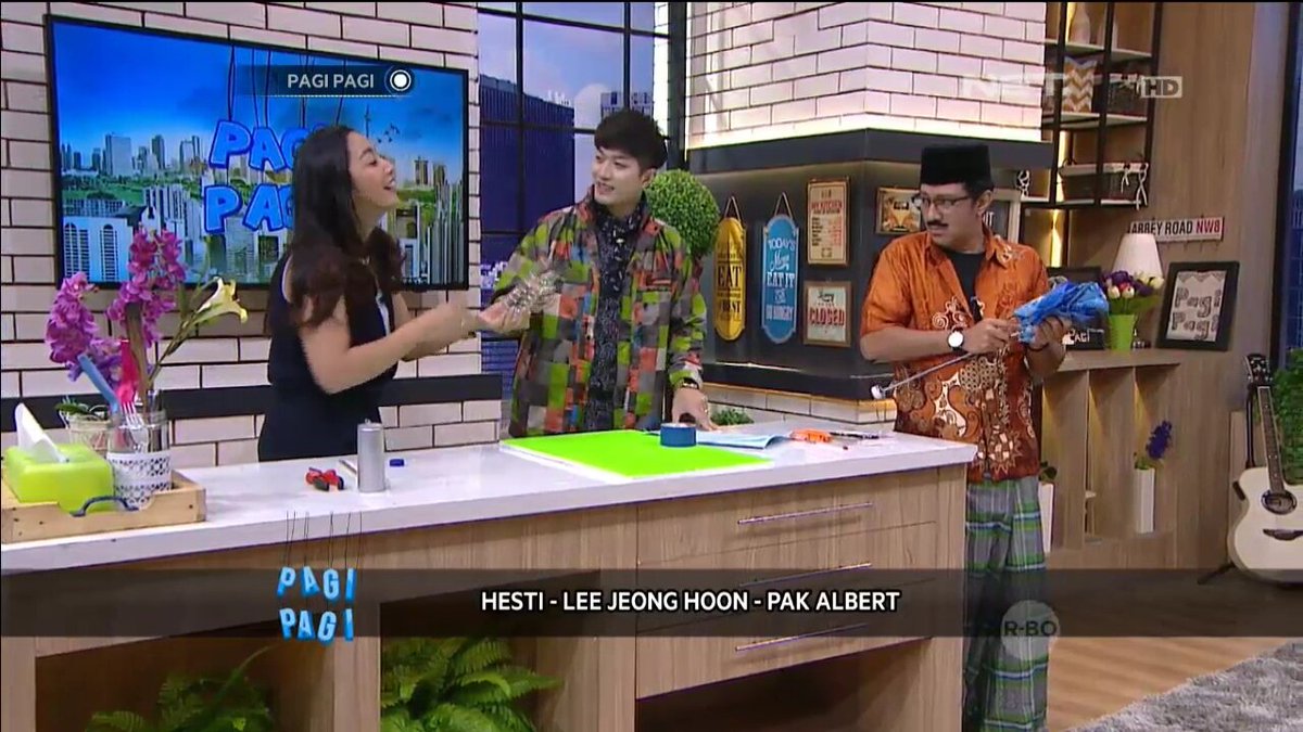 L3_palangkaraya's tweet photo. Happy watching L3 😁 @LeeJH_2107 @PagiPagi_NET #LEEatPagiPagiNET https://t.co/B7dGiIUUHY