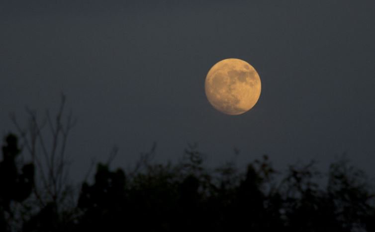 ‘Supermoon’ Sunday and Monday nights as moon closest to Earth in 70 years bit.ly/2foY9UM