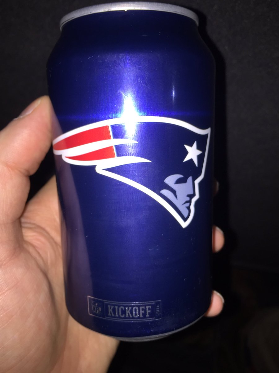 Á leiðinni á Gillette stadium þá drekkur maður Patriots bjór #nflisland  #murica