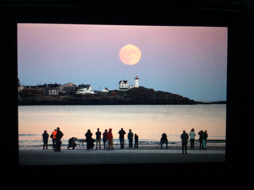 JimSalgePhoto's tweet photo. Perfect evening to watch the #supermoon rising over Nubble Lighthouse in York Beach, ME! #moonrise @CharlieWGME @ericfisher https://t.co/rqQGlrzmwE