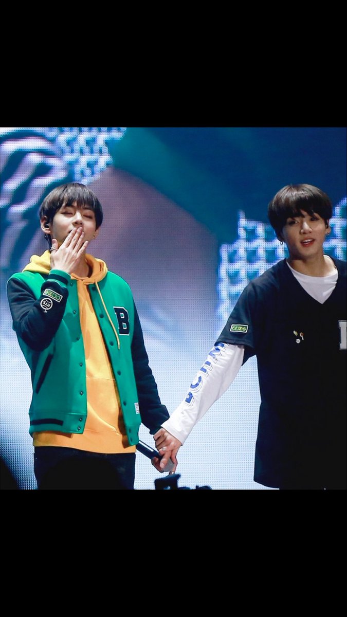 Taehyungwonx's tweet photo. THE FUXKING HAND HOLDING I CANT CONTEOL MY FEELINGS #VKOOK #muster3 https://t.co/2hqOKZufA3