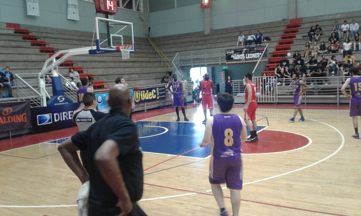 cbasket16's tweet photo. Cuando quedan 2 minutos y 45 segundos de la primera parte. Ceb PuertoMontt vence a CDV Oficial por 32 a 30!

#CopaChileBasket2016 https://t.co/HXisRQncwX