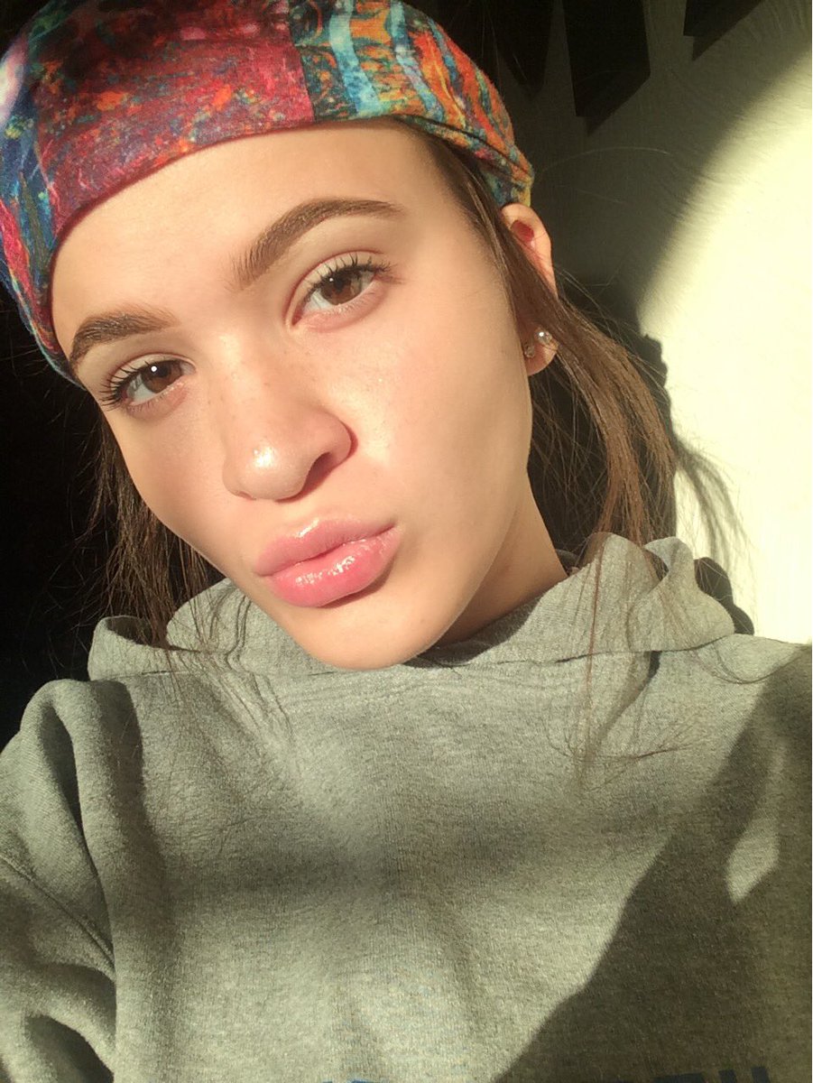 skylaabrunoo's tweet photo. when the lighting is perfect and you look good>> #onceinalifetimething https://t.co/YnHXKjLyF7