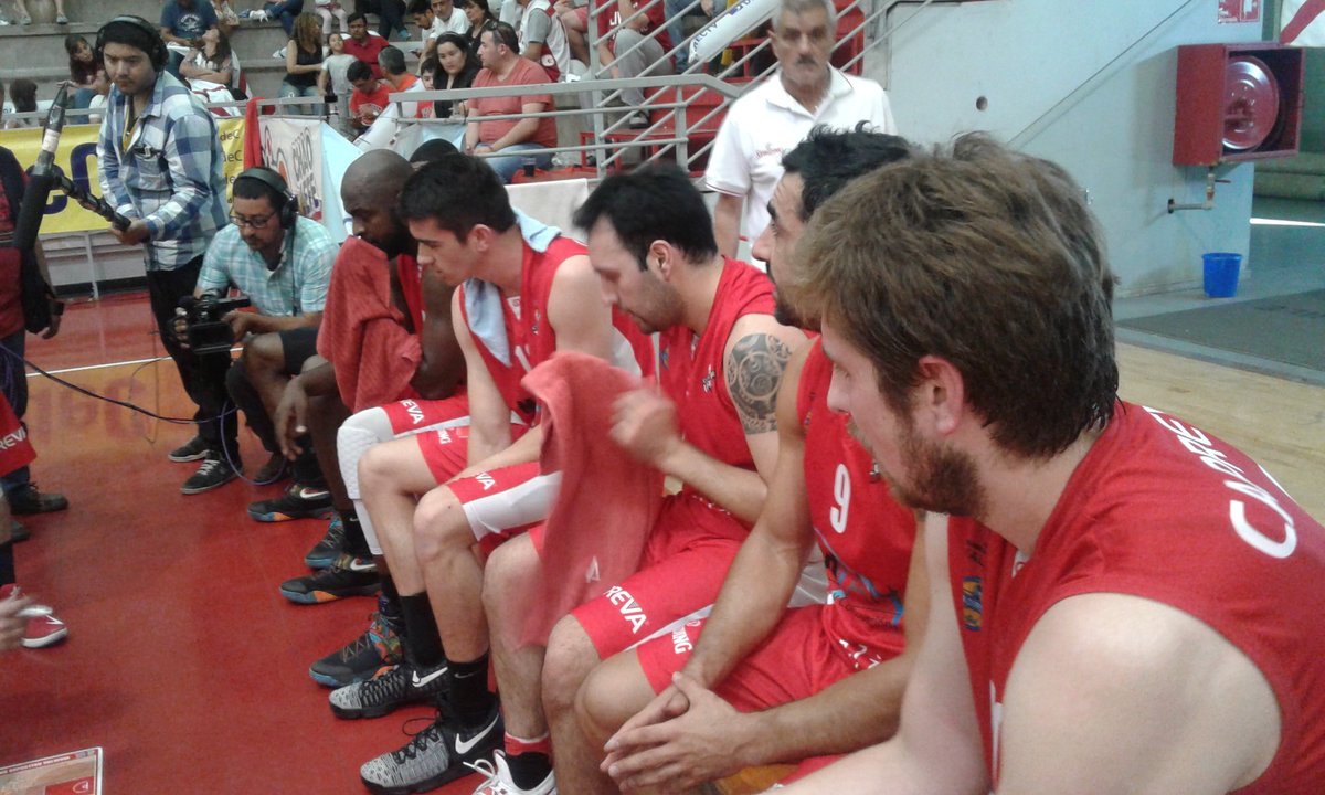 cbasket16's tweet photo. Quedan sólo 3 mimutos con 11 segundos y @CDVBasket  pasó pero no le alcanza ya que vence 73 - 65 a @CEB_Pto_Montt https://t.co/XEabE67NMm