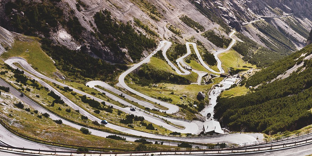 AlfaRomeoUSA's tweet image. A spectacular backdrop for some serious curves. Alfa Romeo's about to take a different turn. #LAAutoShow
