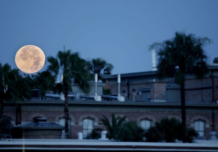 Don't miss tonight's 'supermoon.' It's going to be the biggest and brightest in decades tampabay.com/news/science/i…