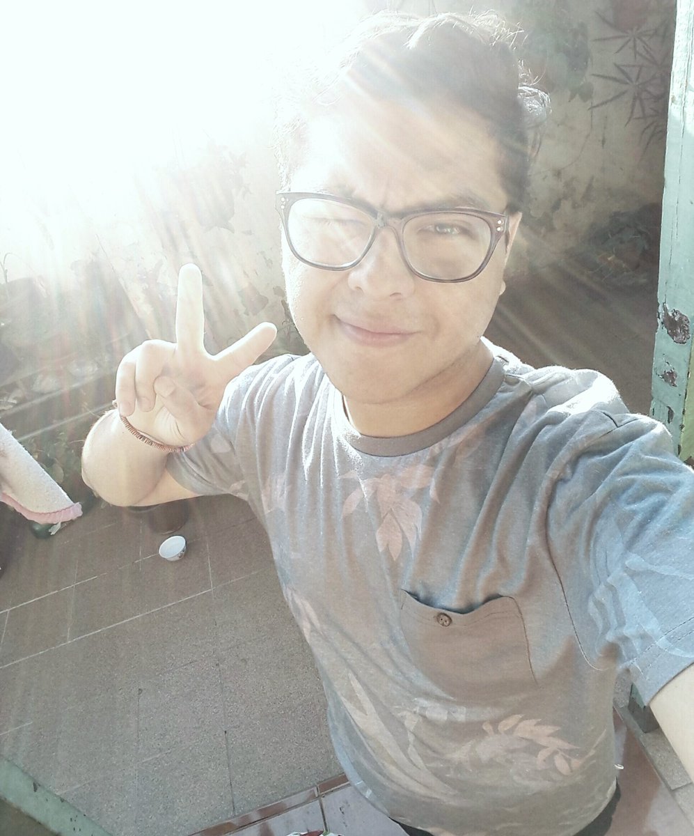 EdgardoOfficial's tweet photo. 🌼🌼🌼 loving this t-shirt 
#chile #santiago #me #glasses https://t.co/swnRh61Ymq
