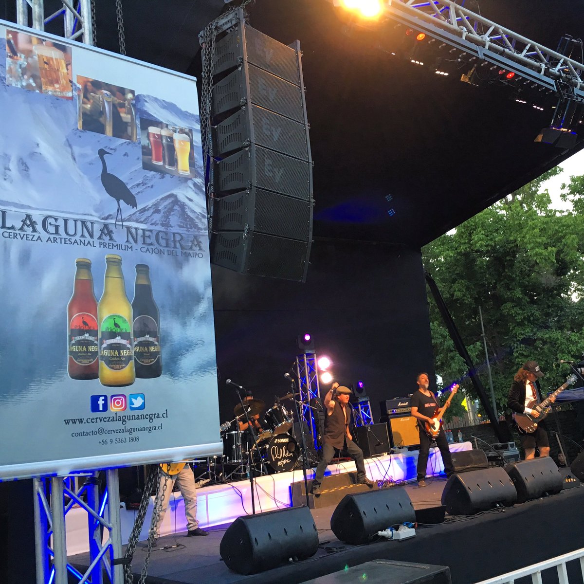 Ball Breaker sobre el escenario de la fiesta de la cerveza de Las Vizcachas!!! Laguna Negra, la artesanal premium del Cajón del Maipo.
