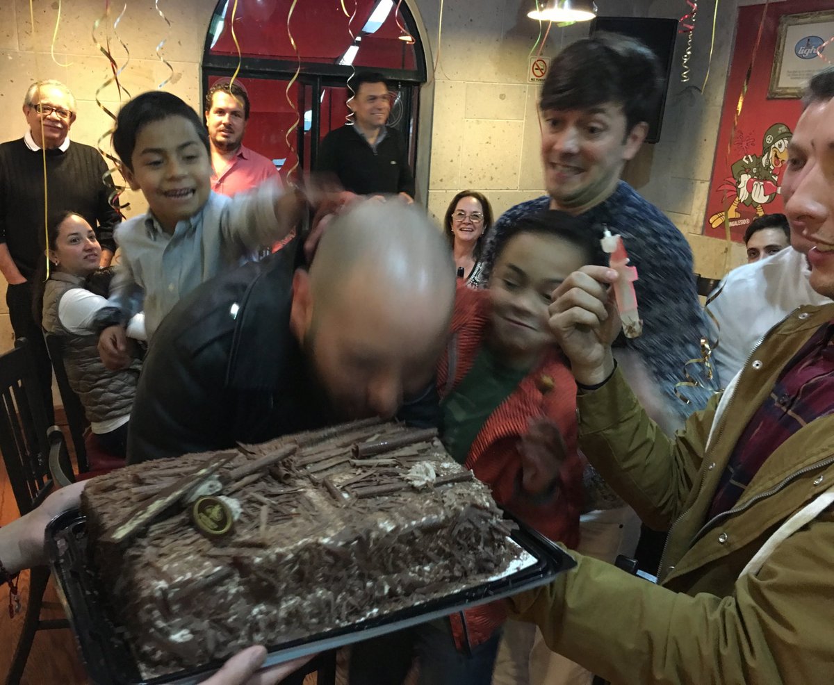 Celebrando el cumpleaños de <a href="/dgocardenas/">Diego Cardenas</a> #FelizCumpleDiego pastel de <a href="/montparnassemx/">Pastelería Montparnasse</a>