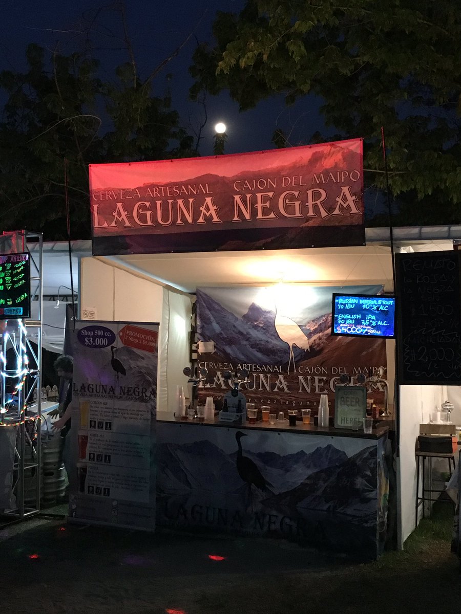 La súper luna justo sobre el stand de Laguna Negra!!