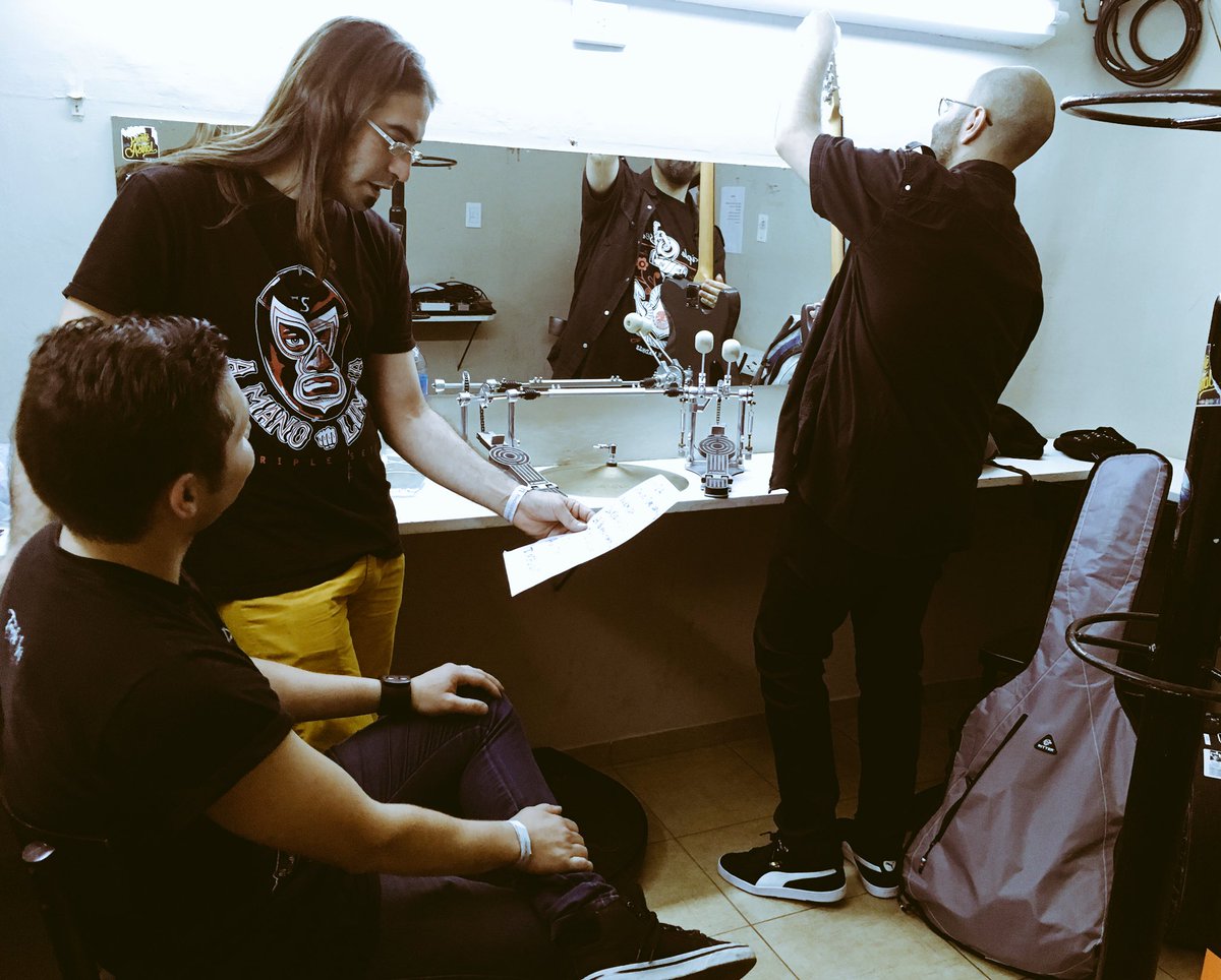 electrocuerpo's tweet photo. A minutos del show en La Plata junto a los amigos de @ErucaSativa q nos tratan maravillosamente ! ! https://t.co/4hT2vdvpMI