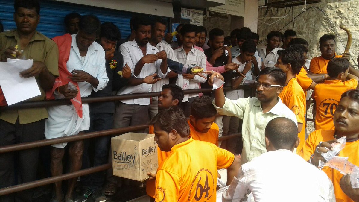 UpparVenky's tweet image. #EkDinDeshKeNaam
#DistributingFruitsAndWater
#FillingForms
#VeerSavarkarYouthAssociationRaichur.    @narendramodi  @CTRavi_BJP @mepratap