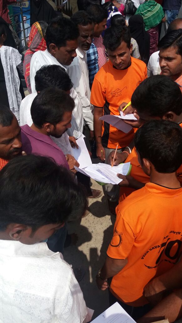 UpparVenky's tweet image. #EkDinDeshKeNaam
#DistributingFruitsAndWater
#FillingForms
#VeerSavarkarYouthAssociationRaichur.    @narendramodi  @CTRavi_BJP @mepratap