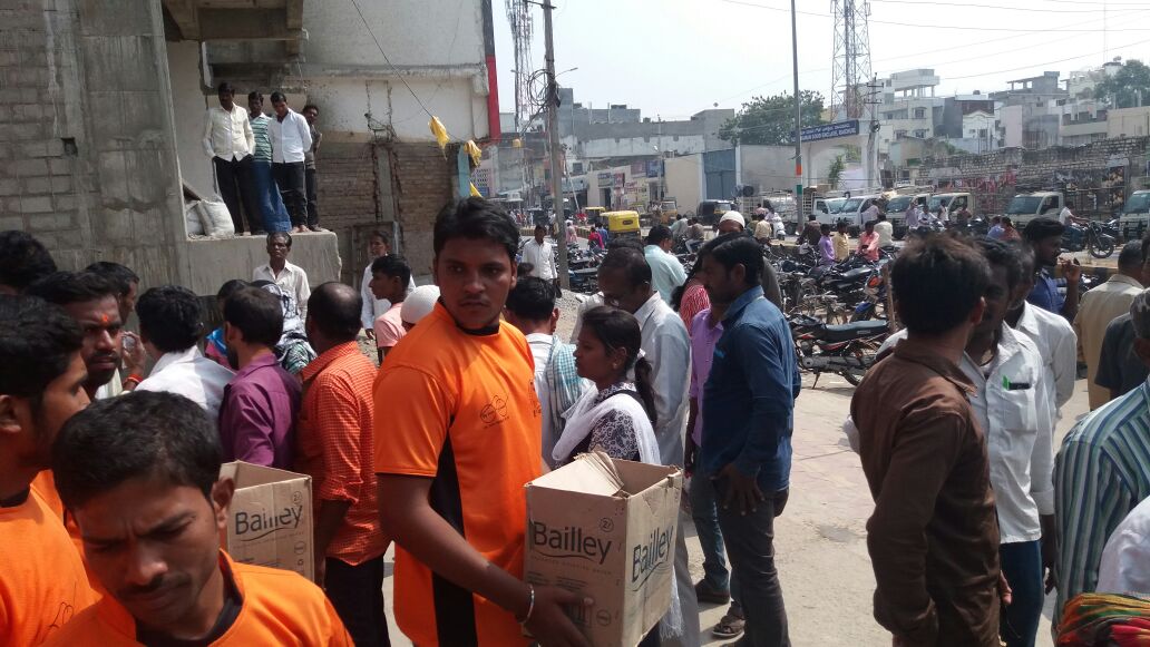 UpparVenky's tweet image. #EkDinDeshKeNaam
#DistributingFruitsAndWater
#FillingForms
#VeerSavarkarYouthAssociationRaichur.    @narendramodi  @CTRavi_BJP @mepratap