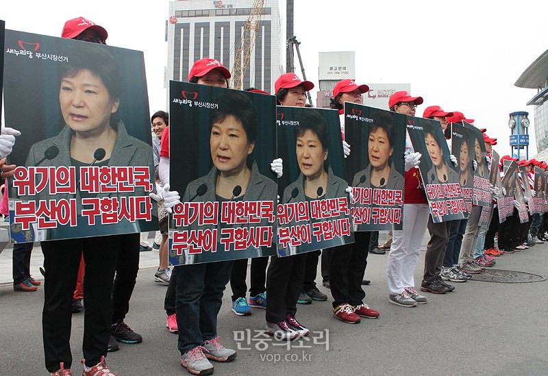 니들이 사람이면 이래놓고 탄핵하자 소리 하면 안 되지. 그냥 니들은 꼬리자르기 하지말고 박근혜랑 같이 죽어