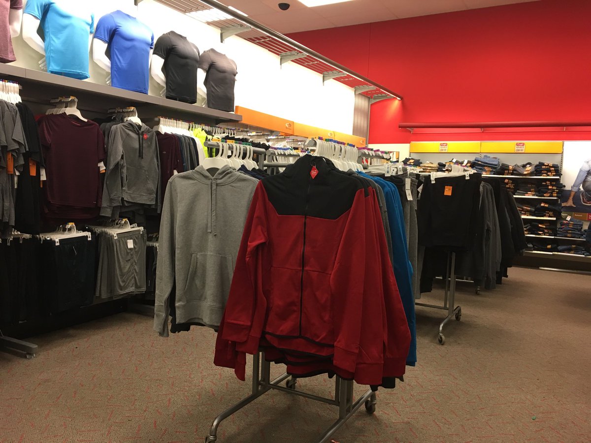 Men's adjacency this morning thanks to Pam, Robin and Raquel 🙌🏻 #t1404 #bestteaminretail #softlines