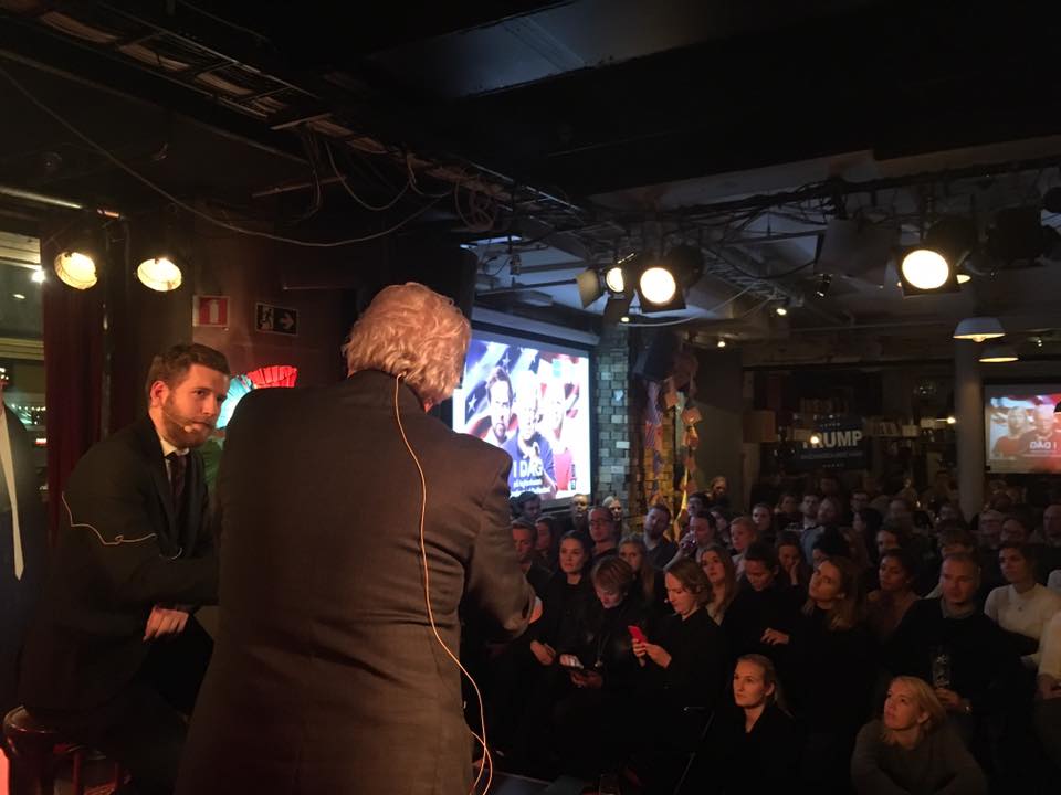 HenrikHeldahl's tweet photo. Startet den utrolige valgnatta på scena med selveste Christian Borch og #DuVerden. Konge opplegg og hærlige folk i @duverdenpodcast. https://t.co/dgZL3BkDoT