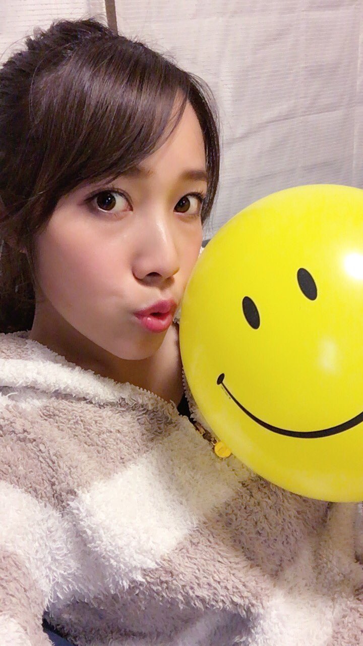 伊藤綾香 風船膨らますとダイエットになるとおもって必死で膨らましたよ この風船がなんのためだったのかはまたブログに書きます お腹すいたなー T Co Xqhha0flwx Twitter