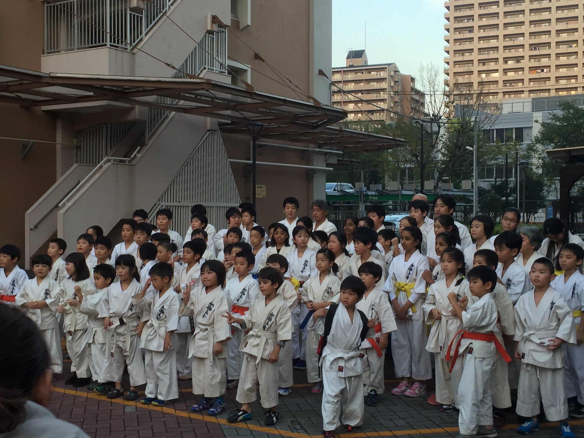 鈴木 彩文 در توییتر 昨日は 空手の審査会 小さい子から年配の方まで 新しい帯を手に入れるため頑張ってました 道場の前行ったら 入り口に鈴木のポスター この時から10年経ちました 新極真空手 私は負けない
