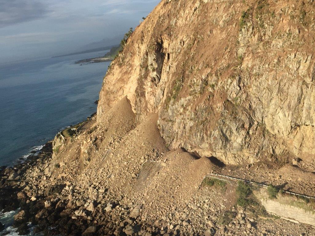 nztacwc's tweet photo. Some images of the extent of the slips on SH1 up the Kaikoura Coast. Please monitor news stations for the latest information ^LT https://t.co/yhkgRHqEr5