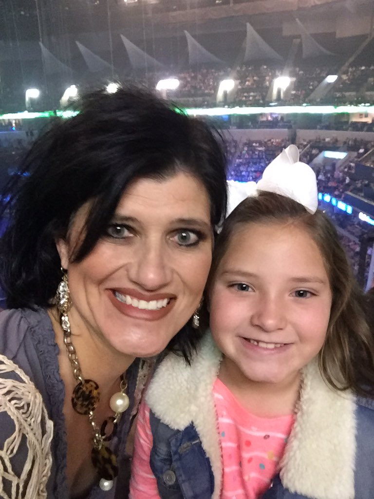 MomOfMidshipmen's tweet photo. @carrieunderwood Thank you for being a role model my Sophia can truly look up to! We love our OK girl! ❤️#Memphis https://t.co/kSdmvYv1na