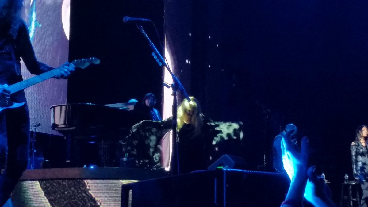 Mtroy311's tweet photo. Twirling #StevieNicks #StevishlyAmazing #Stagefront #FullmoonView #24KaratGoldTour W/ #ThePretenders https://t.co/l1GHxXSzwJ