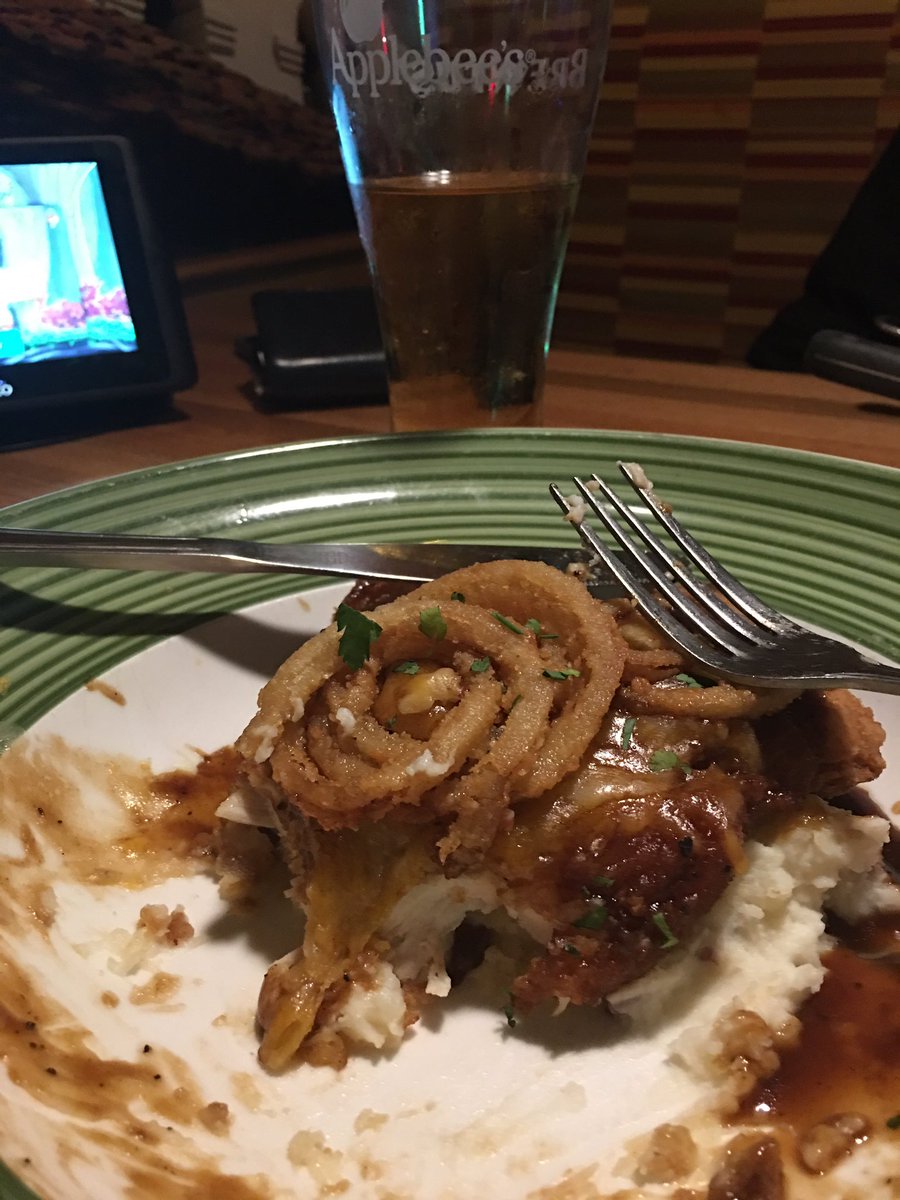 AwkwardDragon52's tweet photo. @Applebees #BrewHausCrispyChicken (probably spelled that wrong). Seriously. The best. ❤️❤️ #BeerIsGood #Applebees #GoodDrinks #HubbyDate https://t.co/7DwVlZZmVt