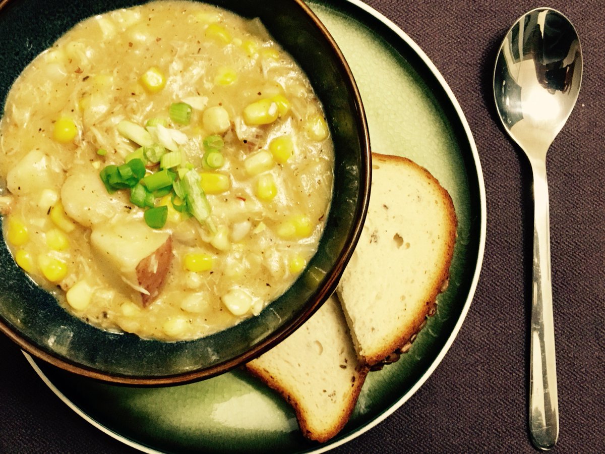 afungyvr's tweet photo. On rainy days we eat soup! Tonight’s menu: sweet corn and crab chowder, with sourdough bread. #rockingmarriedlife #domesticdiva #yum https://t.co/maqs8umHgv