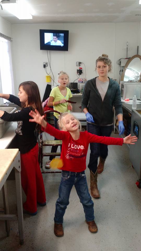 okdeerprocessor's tweet image. My girls are my work force today! Cut&amp;amp;Vacuum packed 6 deer. facebook.com/mudcreekwildga…  #meatinthefreezer #bringusyourkills #mudcreekprocessing