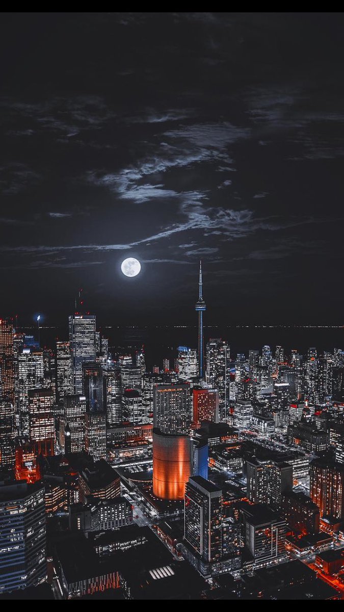 CarloColaiacovo's tweet photo. Goodnight Toronto #supermoon https://t.co/a8PYAYLMuN