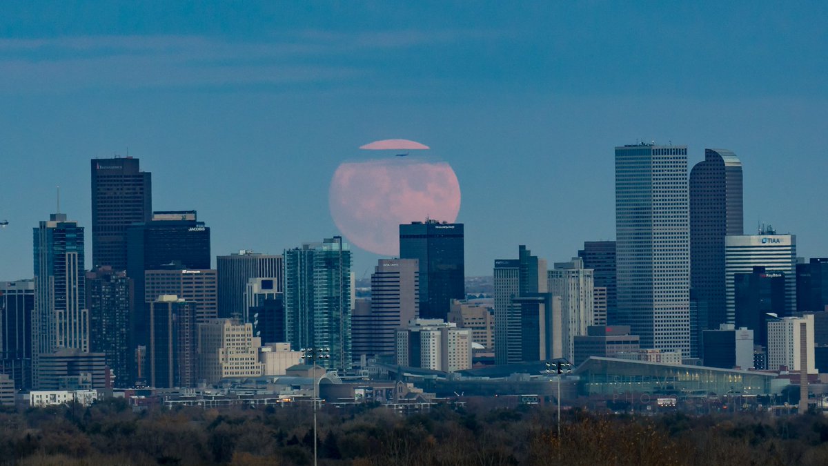 shirschphoto's tweet photo. 2016 Denver Super Moon. And it looks like Southwest flight 755 is right on time! #2016supermoon #supermoon #Denver #fullmoon #kdvr #FoxNews https://t.co/ybKyaTQFEL