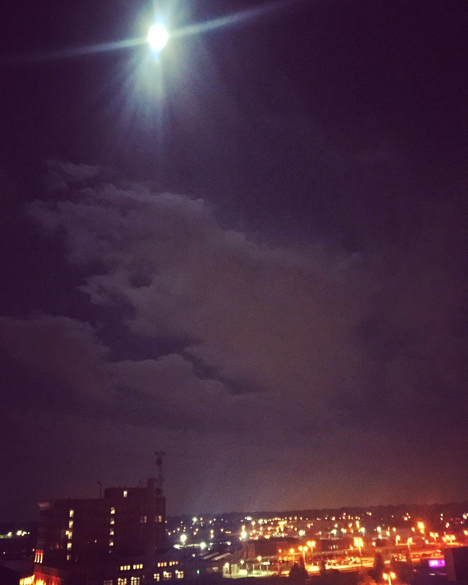 amysswann's tweet photo. #SuperMoon over Memphis!
#rooftoppics #memphis #southmain #prettycoolbirthdaypresent 😉🎈🌕 @spann https://t.co/Eq2p9ZswI8