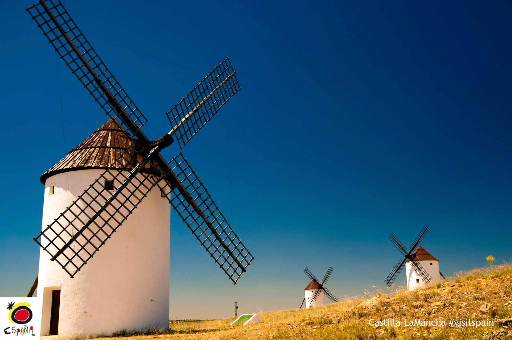 スペイン政府観光局 どこまでも続く乾いた平原のなだらかな丘に立つ風車 この風車を巨人だと思い込んだ狂気の郷士 ドン キホーテ を生んだ文豪セルバンテスが亡くなって今年で400年 ドン キホーテ を読んでからカスティーリャ ラ マンチャの風景を