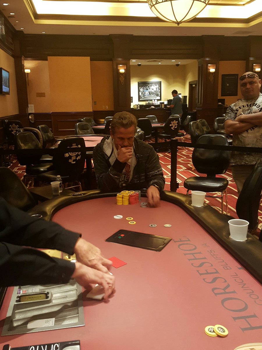 iNinjaCoverage's tweet photo. Moore eliminates Schuman Q10>710 on 10 high board 
2 left @HBRPoker https://t.co/f87vkN3wEp